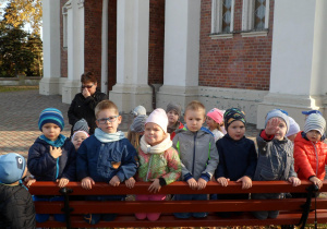 Dzieci z najmłodszych grup przed pomnikiem